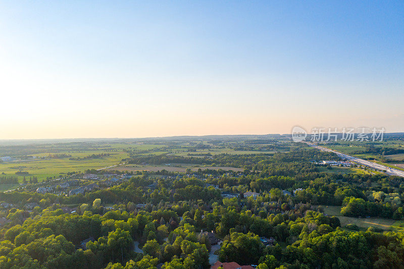 鸟瞰图Purpleville, Kleinburg在特斯顿路和400高速公路，独立和复式住宅在伍德布里奇沃恩，安大略省，加拿大